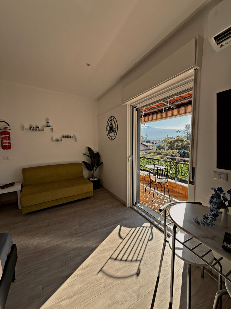 Alloggio turistico fronte mare con balcone a Giardini Naxos