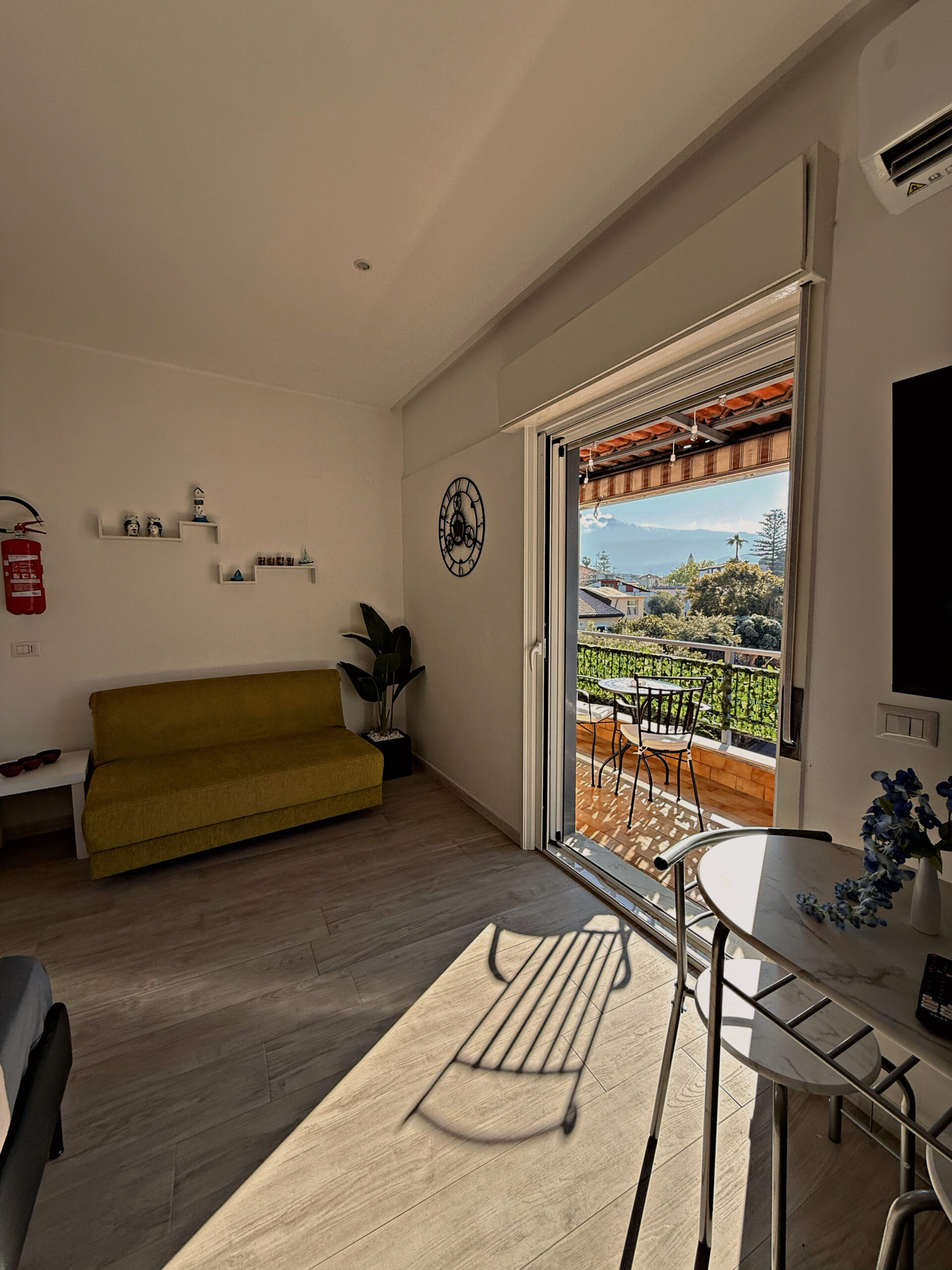 Alloggio turistico fronte mare con balcone a Giardini Naxos